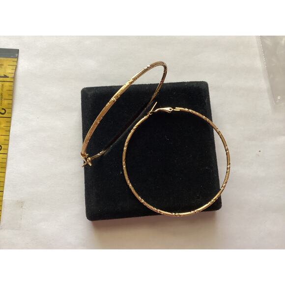 4231 NWOP Large 2 1/2" Sparkly Gold Hinge Textured Hoop Earrings - Picture 2 of 3